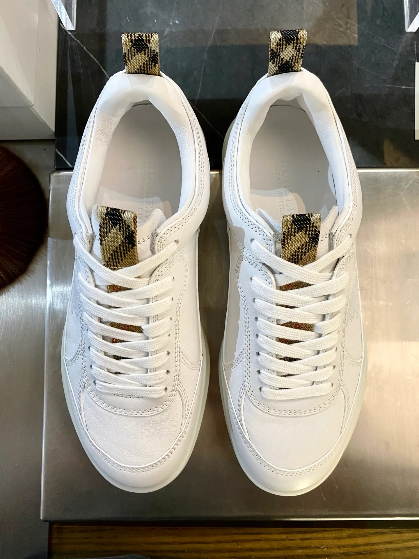 Men's Men's Shoes💰P460💰Burberr New Retro Sneakers The main style of the summer fashion show, Burberry debuted at the brand's 2025 summer fashion show. Made of refined Italian leather with tonal topstitching details, it's inspired by sporty design. Paired with lightweight soles and Burberry check sneakers, they are embellished with embroidery of the brand's Equestrian Knight logo (EKD). - Lace-up design, retro and casual upper foot, light and comfortable - Equestrian Knight logo (EKD) embroidery on the side - Equestrian Knight logo (EKD) on the sole ♞size; 38-44 (45 customized)